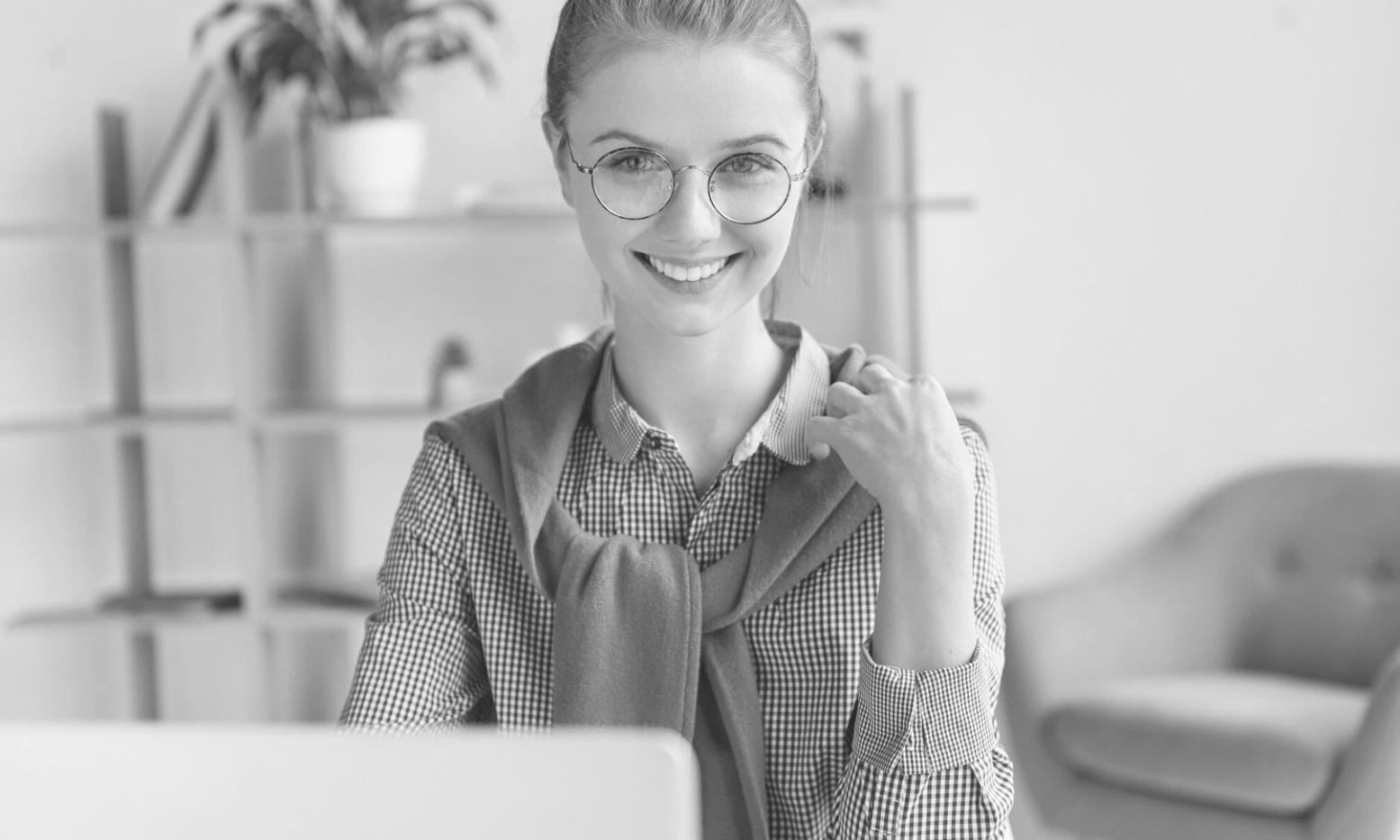 Geschäftstreffen zwischen Partnern zur Besprechung strategischer Kommunikationsprojekte