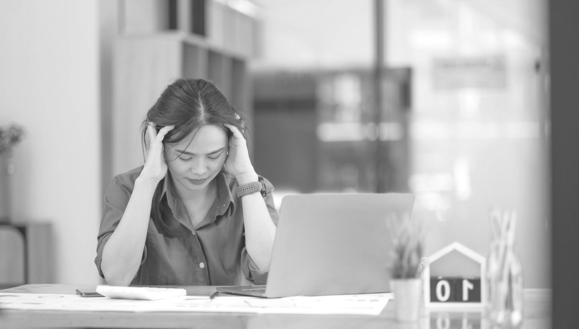Modernes Büro mit Finanzplanungsdokumenten