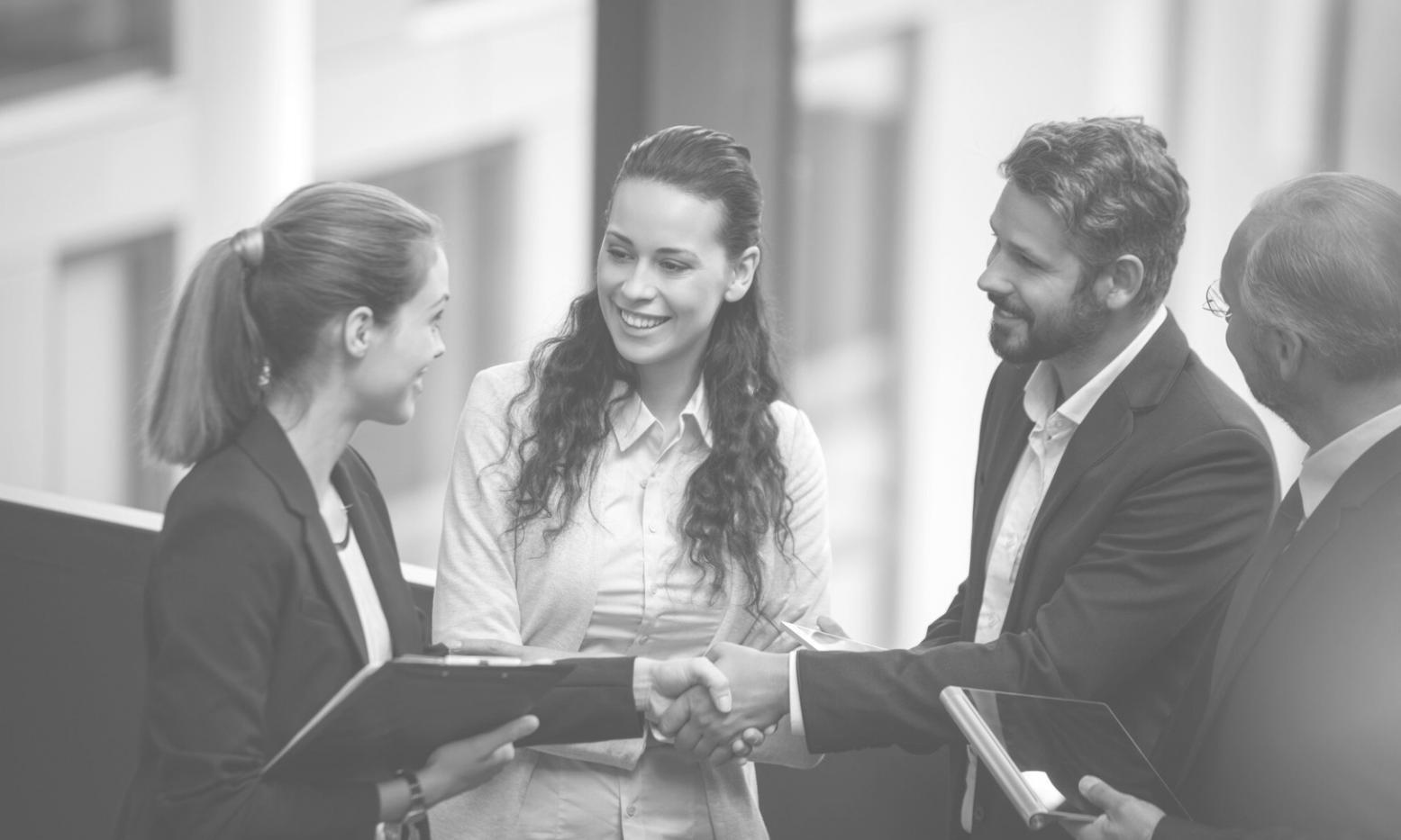 Teammeeting mit Finanzberichten und Diskussion