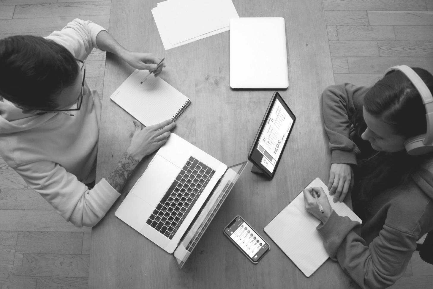 Arbeitsplatz mit strategischen Planungsdokumenten